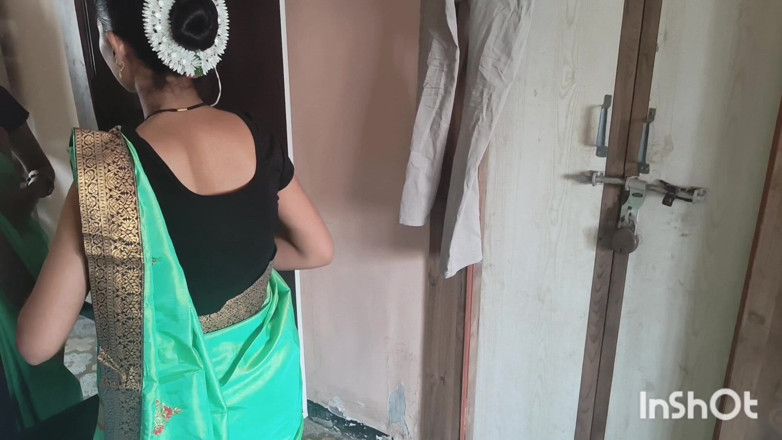 Desishycouple: La moglie indiana si prepara in Sari verde. Parte 1