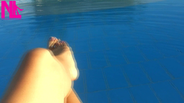 Nyllady: 裸足でプールの水にぶら下がる