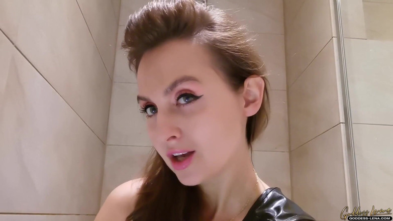 Goddess Lena: Lluvia dorada debajo de la ducha