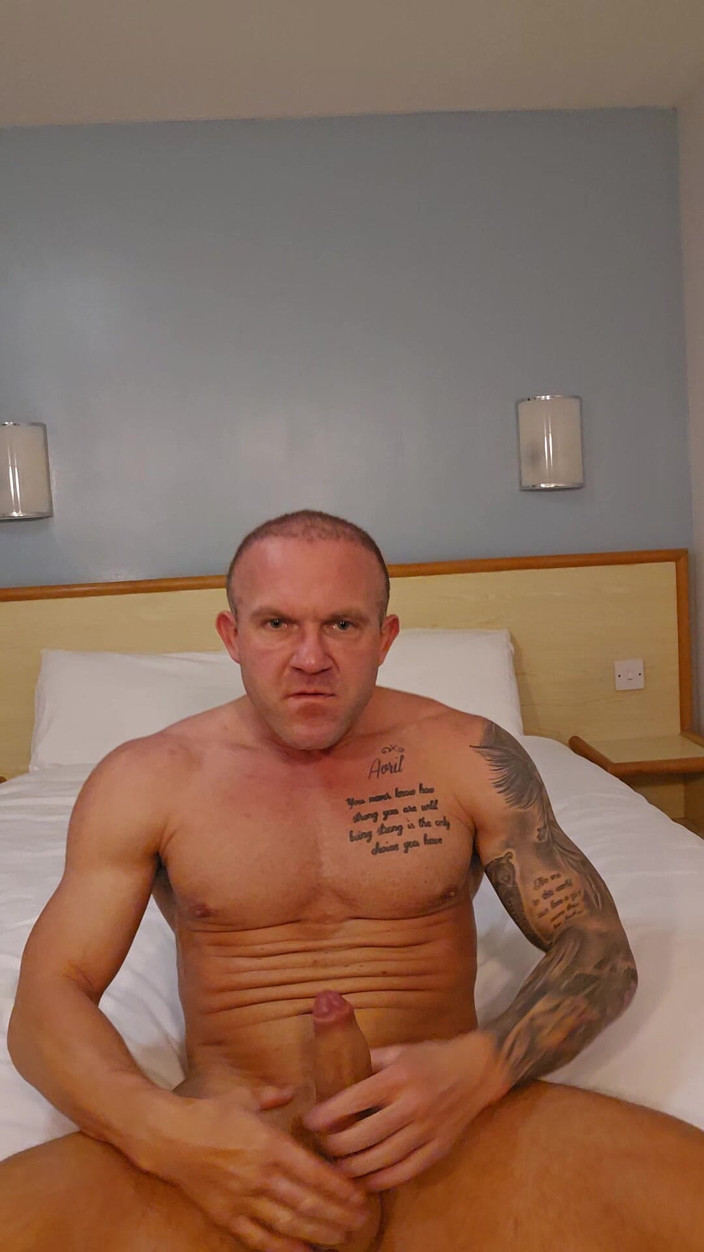 Troy White UK: Énorme bite, éjaculation énorme en solo !