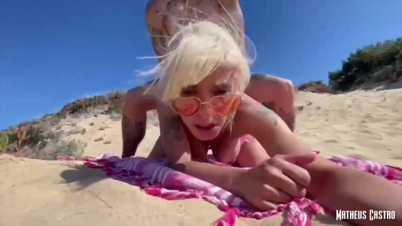 Matheus Castro: Je baise un touriste latina sur une plage naturiste publique...