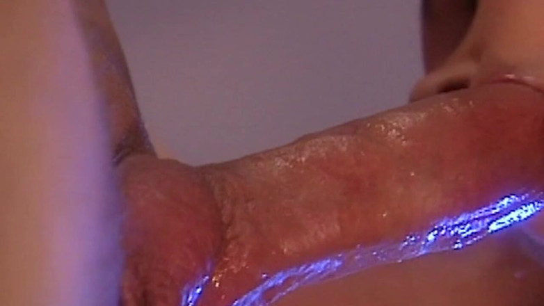 ORGASMX: 金发女郎在激烈的冲击中喷出喷泉