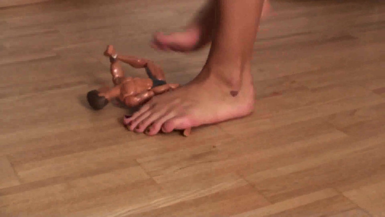 Foot Girls: Belleza rubia vistiendo lencería pisoteando un juguete