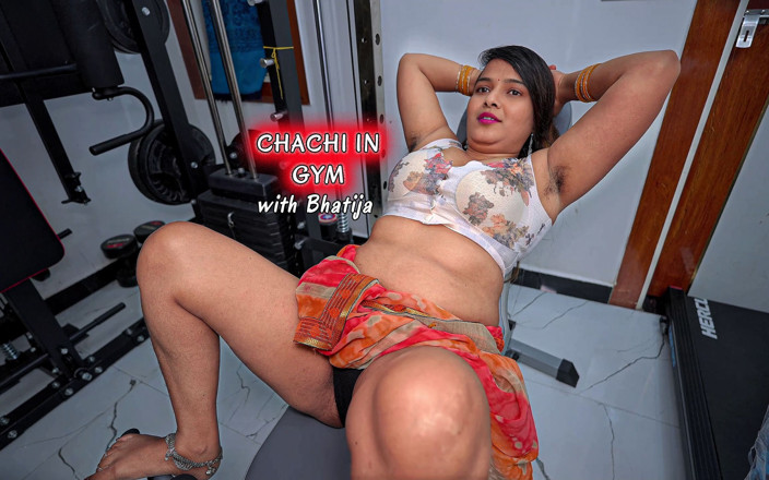 pinki_cute: Desi Chachi Training im Fitnessstudio mit Sari