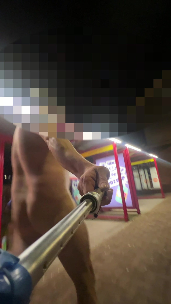 No limit cbt slave: Ao ar livre, caminhada pelada na estação de trem