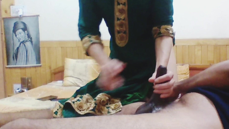 Bolly Karma: Дружина погоджується займатися сексом з чоловіком на веб-камеру в прямому ефірі