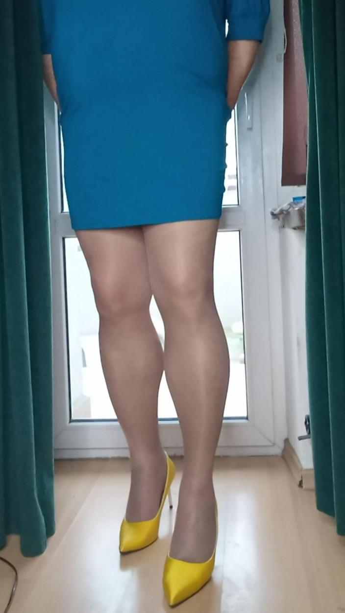 Nattalie Trans: Mini robe et talons hauts