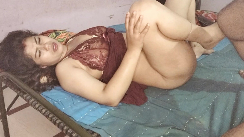 Sexy Girlfriend Girl: Împărțind un pat cu sora mea vitregă excitată ejaculez în ea