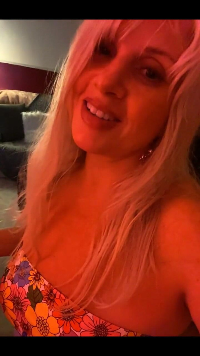 PaintedRose Taboo Femdom Fetish MILF: ウェンディーズ