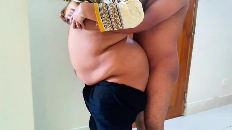 Aria Mia: Seorang pria membantu tetangganya bhabhi saat dia gatal tubuhnya, lalu...