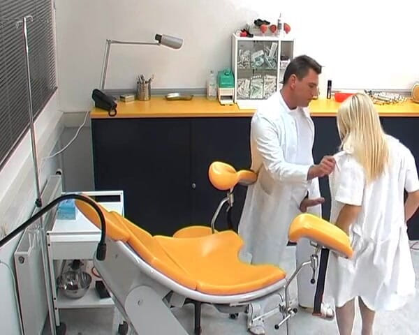 Rubber & Clinic Studio - 1ATOYS: Анальные игры в гинекологическом офисе