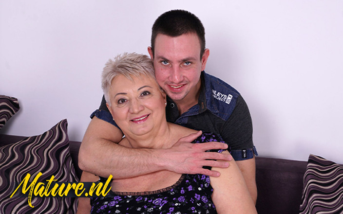 Mature NL: Babet, mamie BBW, adore baiser et sucer un garçon-jouet !