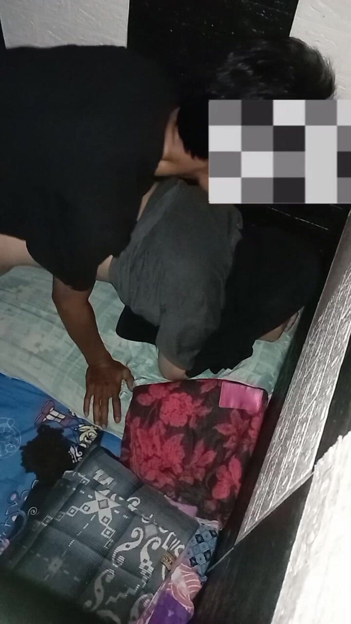 Famly sex: Den arsch einer hijab-asiatischen Frau, schreit sie und genießt es