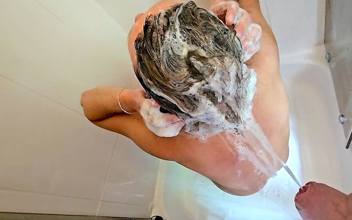 Aqua Pola: Mi fa pipì quando mi lavo i capelli mi aiuta...