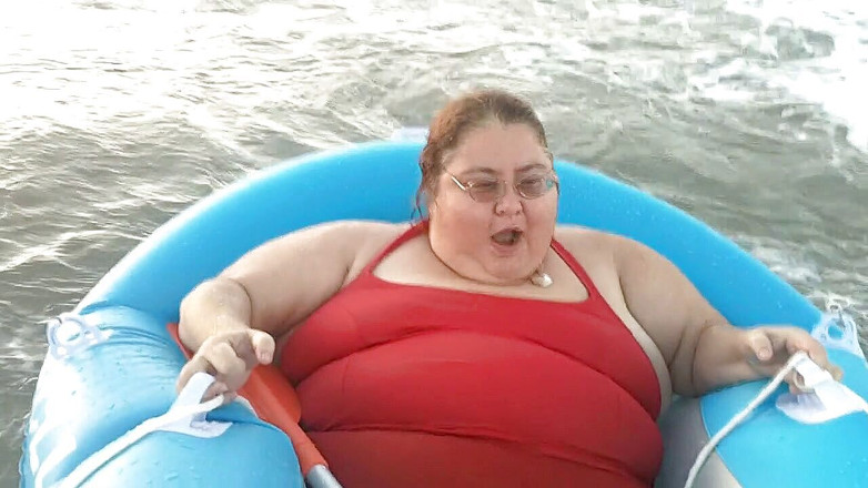 BBW nurse Vicki adventures with friends: Non divertente avventura in barca!