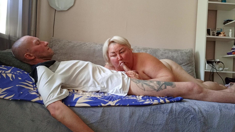 Zona901: Přišel jsem ke své masturbující macechě, aby mi vykouřila