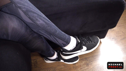MichaelFrostPro: Moje bývalá přítelkyně footjob po běhání a dostane sperma na...