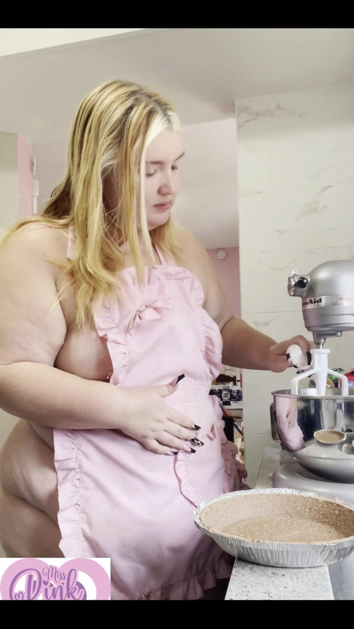 Miss Pink Plush: Bella donna in cucina