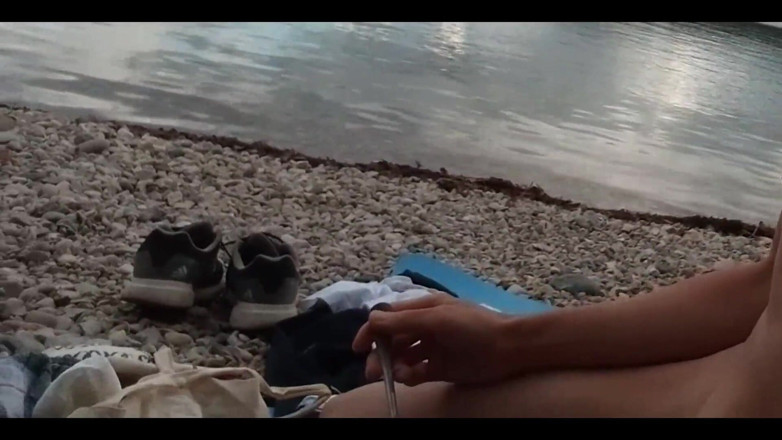 Jon Arteen: Mein erstes mal fkk-picknick isst veganen salat an einem fkk-strand