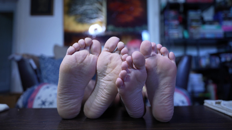 lilredvelvettt: Von unseren füßen zum cuckold