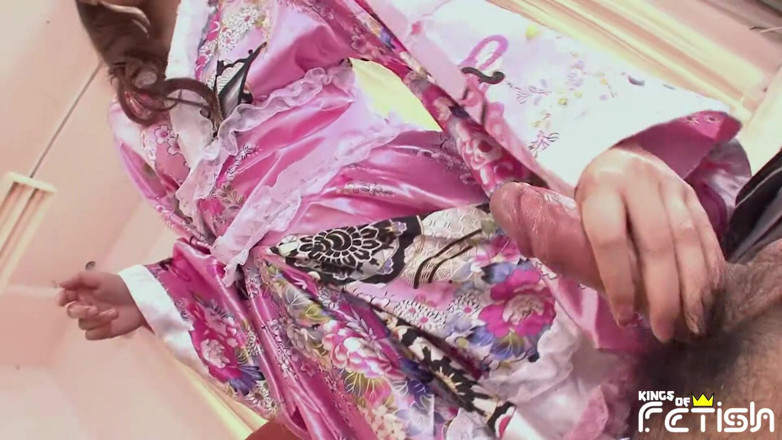 Pure Japanese adult video ( JAV): Ragazza giapponese succhia un grosso cazzo e si fa scopare...