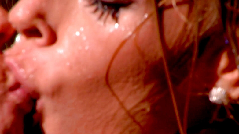 Wet and Wild Lesbians: Tanya la bombe britannique et sa superbe amie dans une...