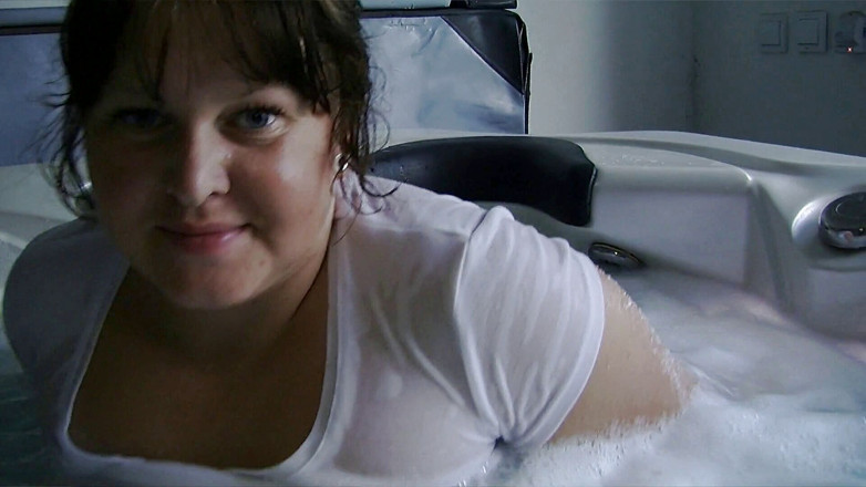 Sexy Amateurz: Chica gorda complaciendo su coño peludo en el jacuzzi