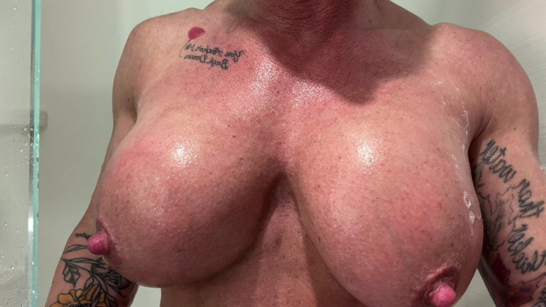 Kandylegsxxx: Kandys 근육 숭배 샤워 시간