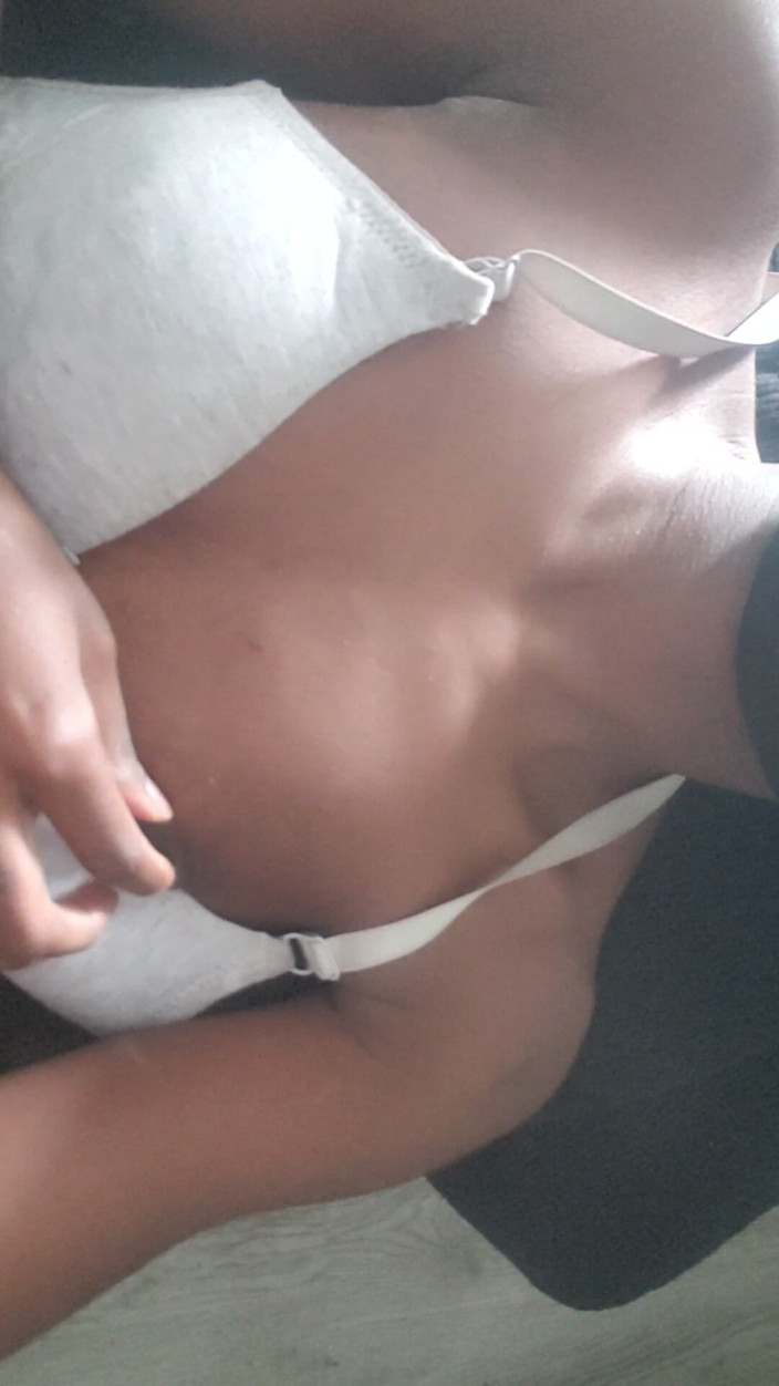 Roseblue2: Je joue avec mes seins