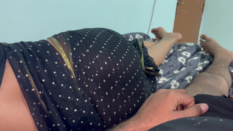 Hotty_ragini: Mama vitregă a împărțit patul de single și l-a făcut pe fiul...