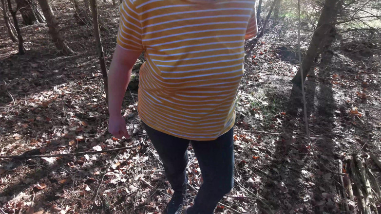 Bouncy Tits Action: Téton douloureux dans les bois