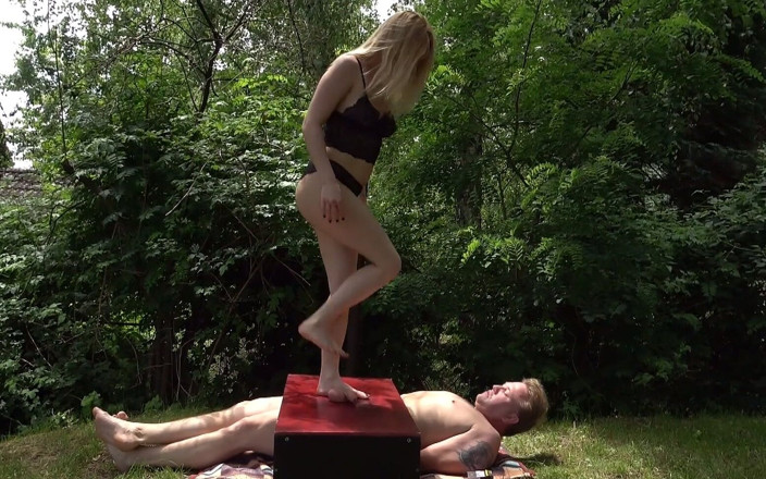 Mistress DouXXX: Zdrobirea coaielor sale este foarte distractivă
