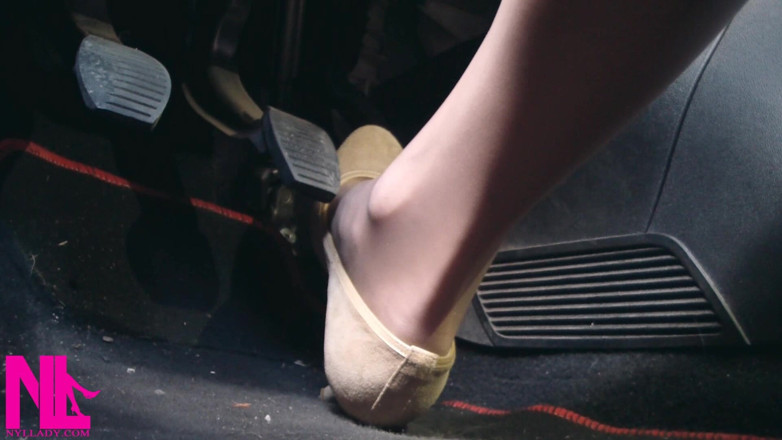 Nyllady: Memandu pantas di Beige Pumps dalam perjalanan ke Lapangan Terbang