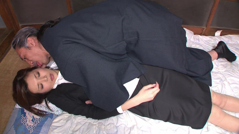 Japanese tight Pussies: Linda dama de la oficina es embestida por y viejo...