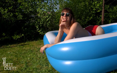 BettDuett: Filmando novia masturbándose en la piscina