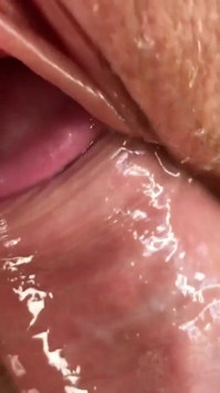 Baise vaginale et pipi à l'intérieur. Gros plan