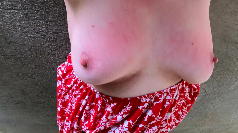 Bouncy Tits Action: Şantiyede şişmiş kırmızı memeler