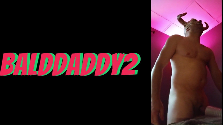 Bald Daddy: Calvo papi tomando una ducha y jugando con mi nuevo...