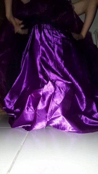 Naomisinka: Satin màu tím ballgown thủ dâm