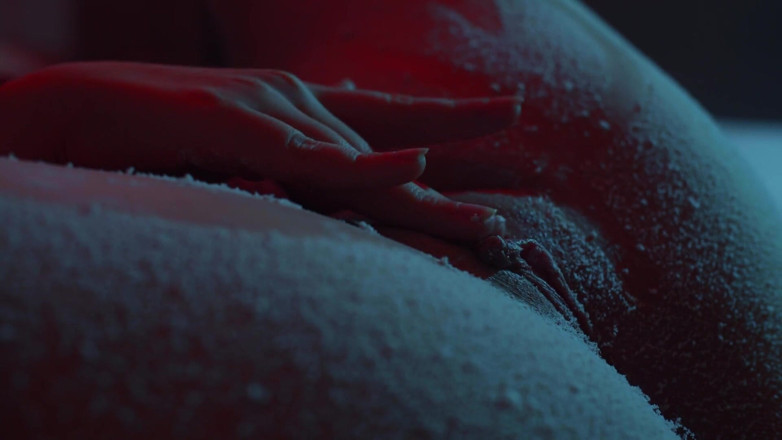 Adalina Smith: De la neige tombe sur mes seins et ma chatte -...