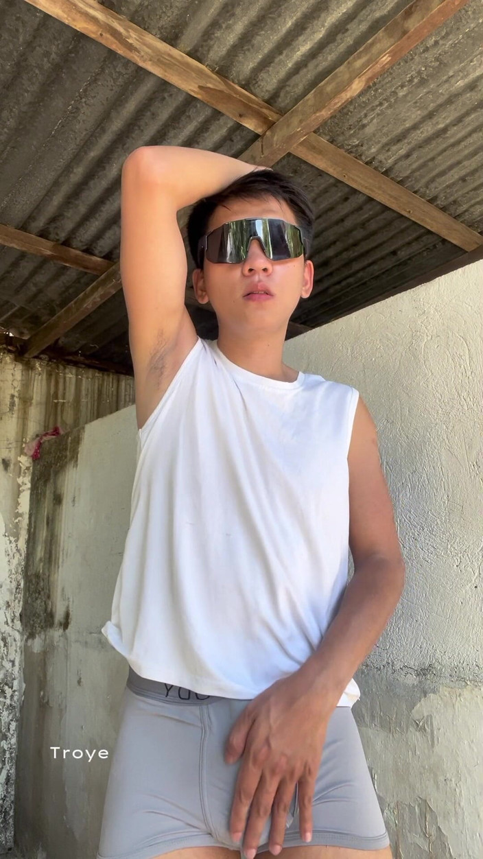 Troye_AsianPinoy: Ragazzo asiatico liscio con enorme cazzo venoso