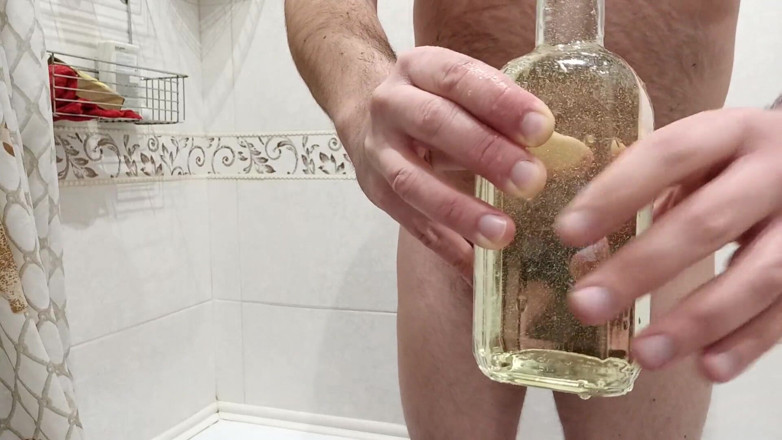 Kinky Guy: Pipì in una bottiglia Poi una pioggia dorata sul mio...