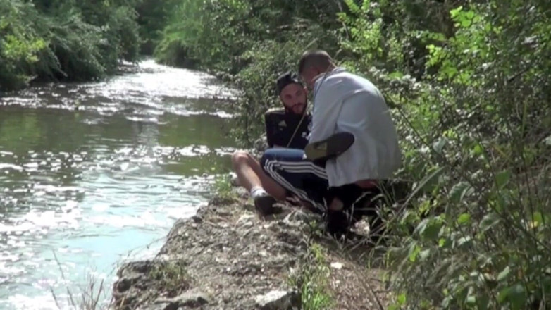 HUMLIATION AND SPANKING PORN: Humiliation sexuelle pour 2 nanas dans une croisière dans la rivière...
