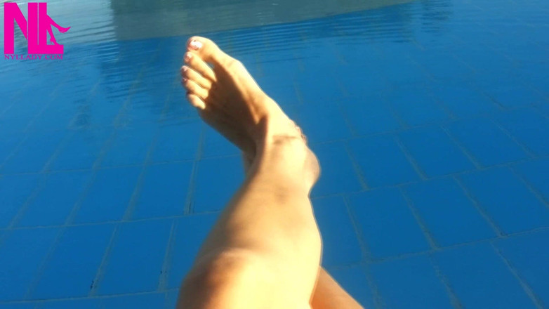 Nyllady: Pieds nus pendants dans l’eau de la piscine