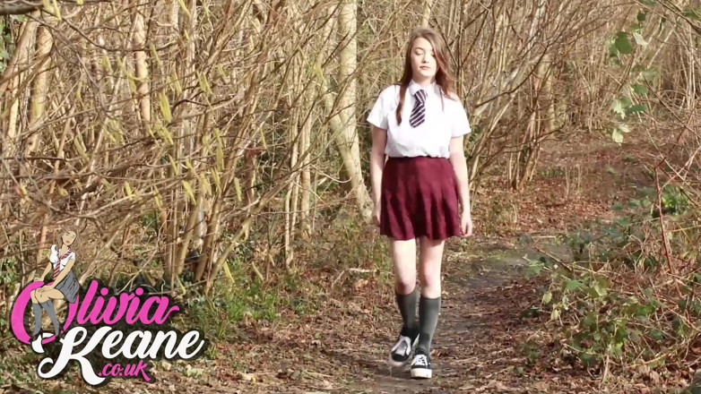 Olivia Keane: 18-річна Олівія Кін писяє в лісі