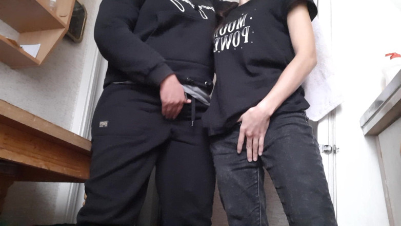 Lesbian-candys: On se masturbe habillée avant d’étudier pour que nos parents...