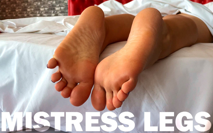 Mistress Legs: En primer plano - cosquillas matutinas de diosa con suelas desnudas...