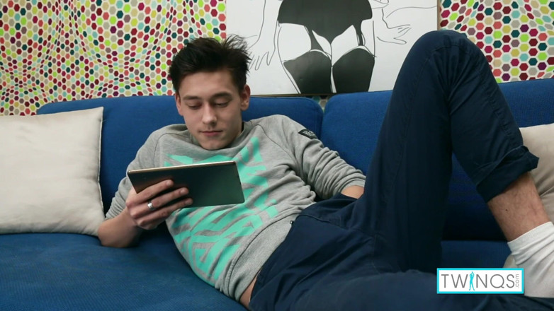Twin Qs: Brünetter regenbogen-junge Logan filmt beim strippen und masturbieren!