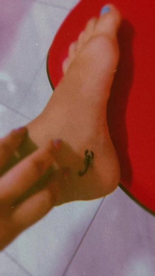 Ayumi Glows: Fötter ny tatuering