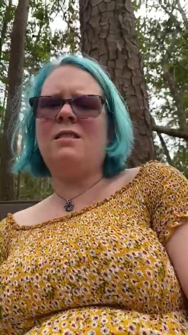 Hot potato girl: Prstím se v parku
